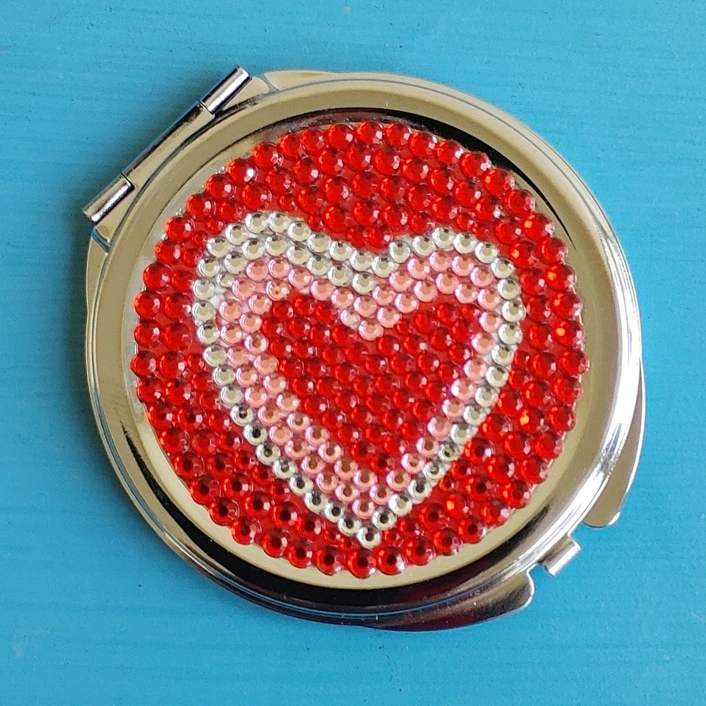 Vavoom NWOT Beaded Heart Compact
